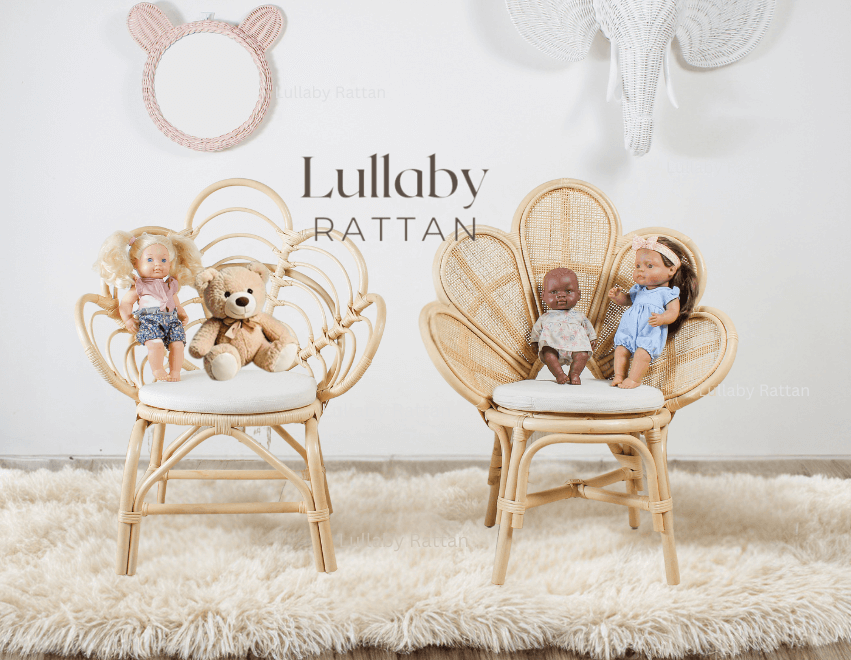 Teddy bear mirror with two rattan chairs and dolls in a girls playroom setting. Dolls sitting on the chairs with a white fluffy rug underneath. Boho-style kids playroom with rattan flower chair – perfect for whimsical and stylish children’s room decor